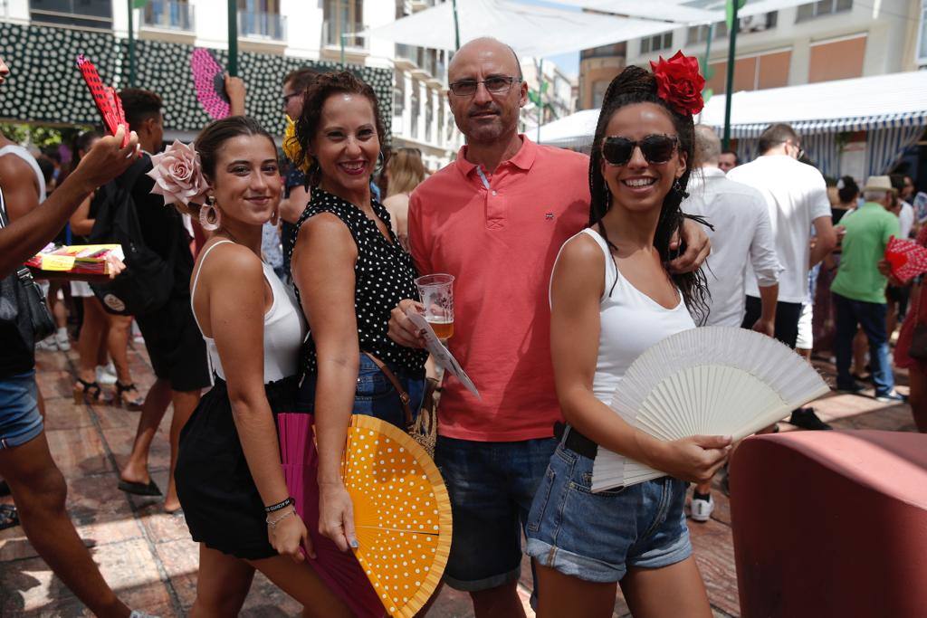 Malagueños y visitantes se han lanzado hoy a la calle para disfrutar el día festivo en la Feria.