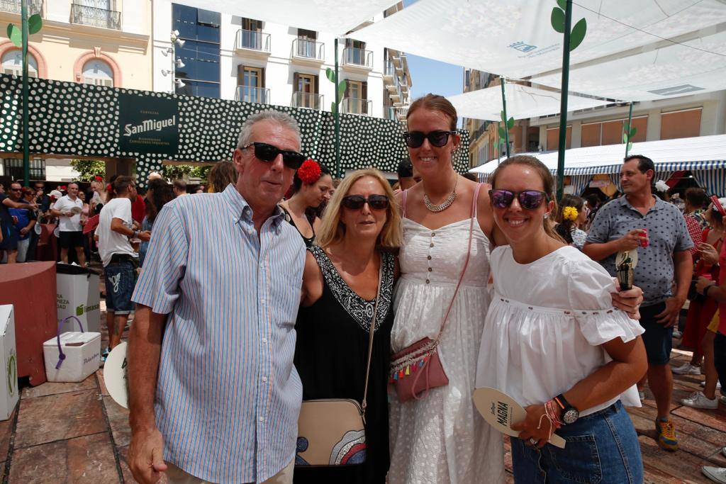 Malagueños y visitantes se han lanzado hoy a la calle para disfrutar el día festivo en la Feria.