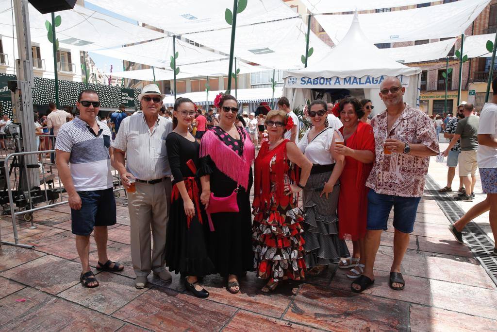 Malagueños y visitantes se han lanzado hoy a la calle para disfrutar el día festivo en la Feria.