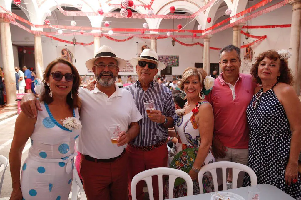 Malagueños y visitantes se han lanzado hoy a la calle para disfrutar el día festivo en la Feria.