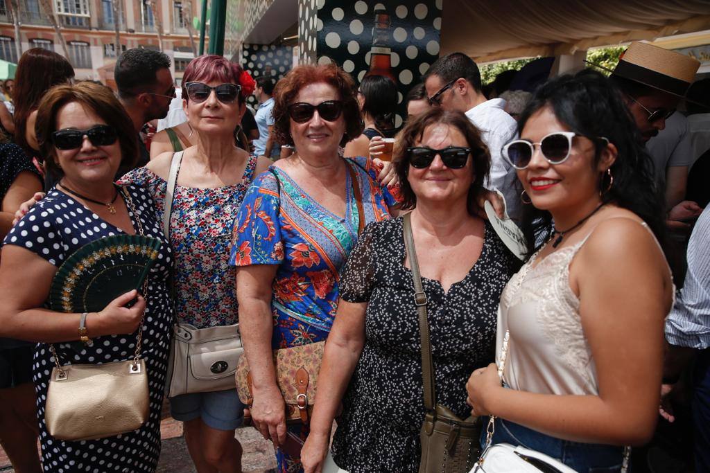 Malagueños y visitantes se han lanzado hoy a la calle para disfrutar el día festivo en la Feria.