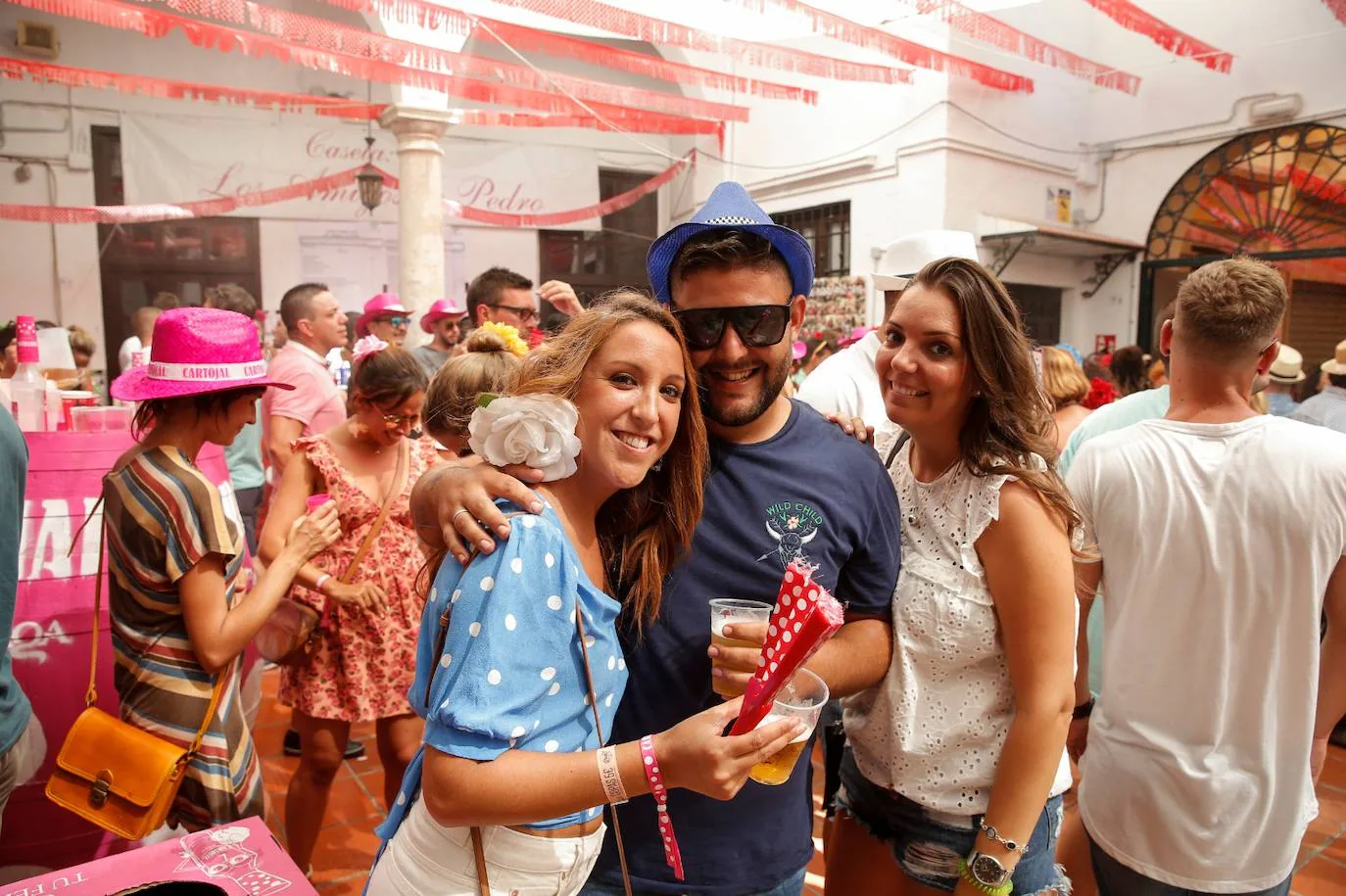 Malagueños y visitantes se han lanzado hoy a la calle para disfrutar el día festivo en la Feria.