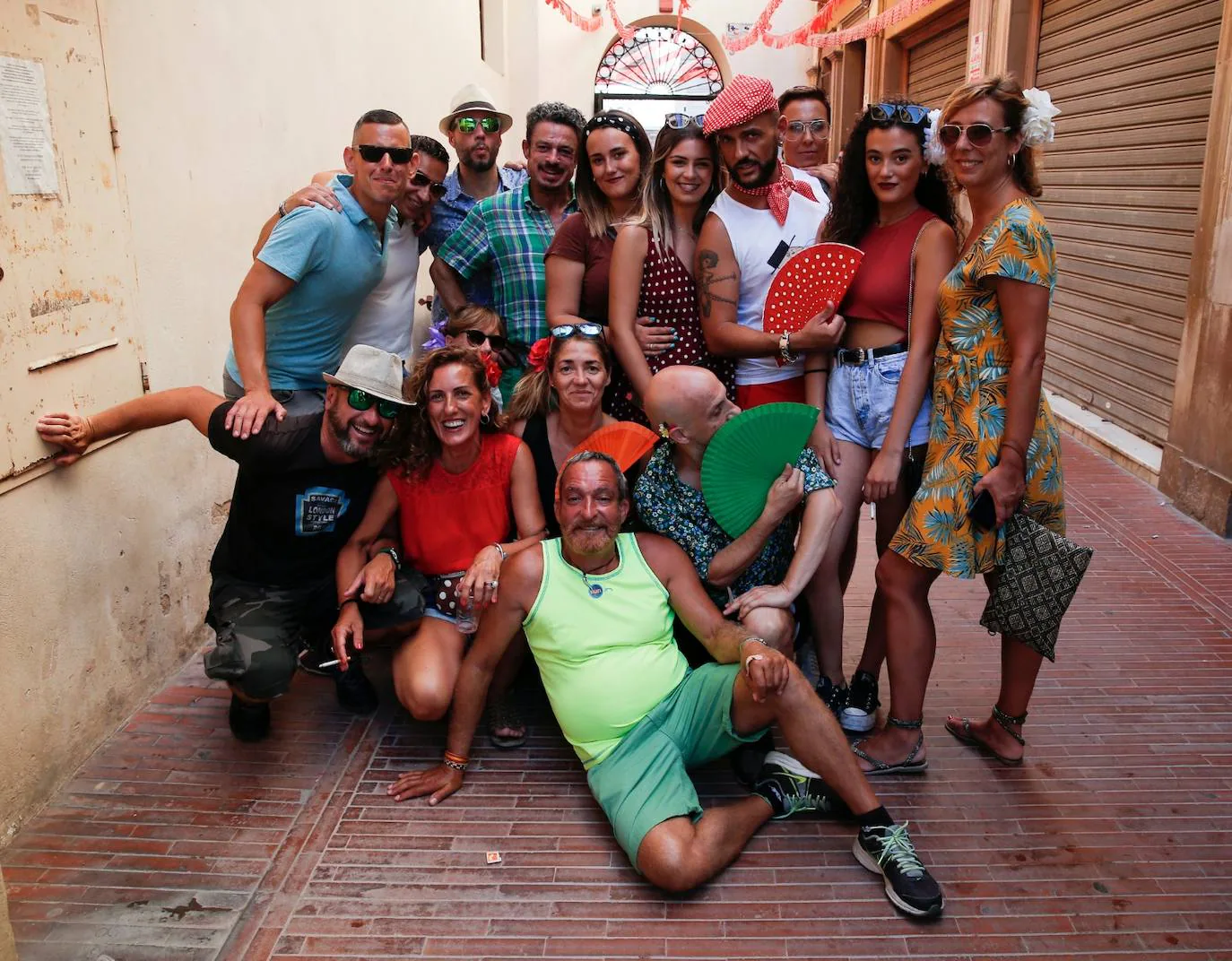 Malagueños y visitantes se han lanzado hoy a la calle para disfrutar el día festivo en la Feria.