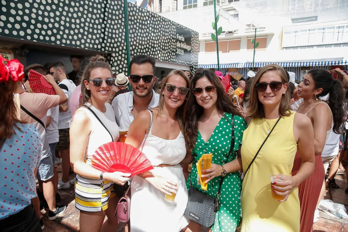 Malagueños y visitantes se han lanzado hoy a la calle para disfrutar el día festivo en la Feria.