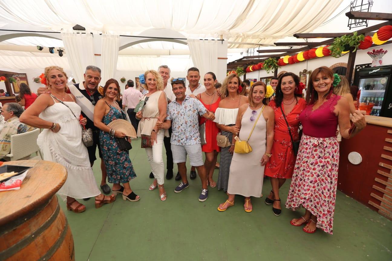 Malagueños y visitantes se han lanzado hoy a la calle para disfrutar el día festivo en la Feria.