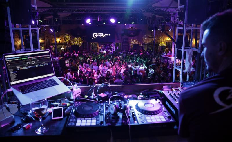 Cortijo de Torres vive cada noche una fiesta continua en el que la tradición se une con los ritmos más modernos y donde las atracciones hacen las delicias de grandes y pequeños.