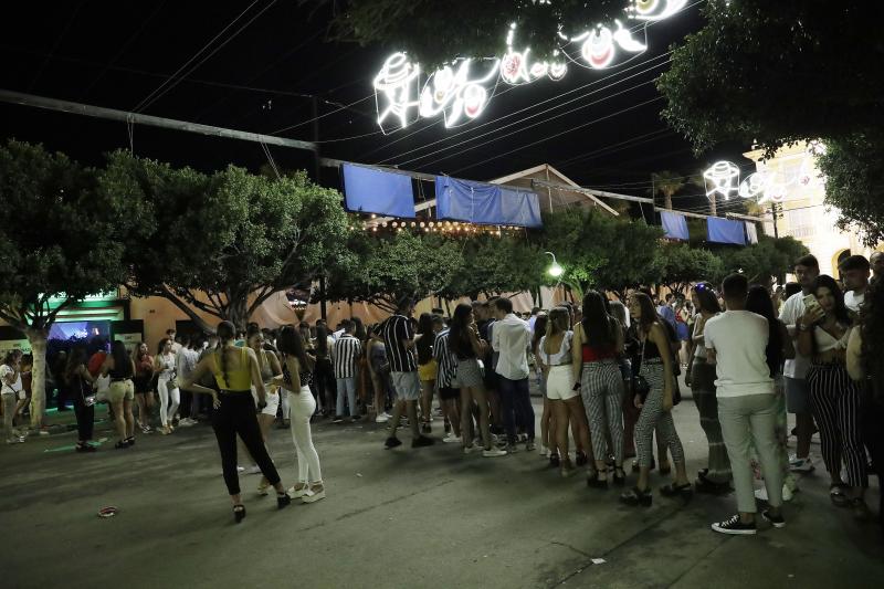 Cortijo de Torres vive cada noche una fiesta continua en el que la tradición se une con los ritmos más modernos y donde las atracciones hacen las delicias de grandes y pequeños.