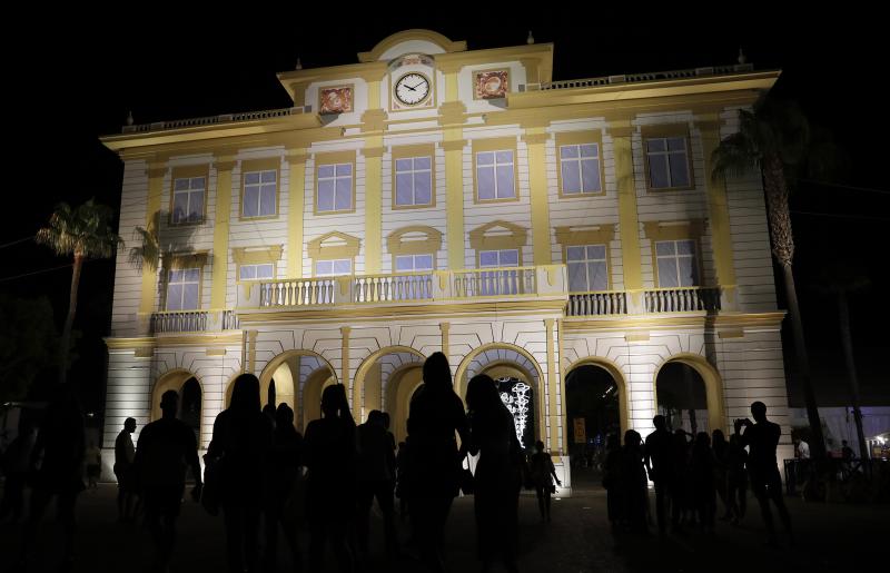Cortijo de Torres vive cada noche una fiesta continua en el que la tradición se une con los ritmos más modernos y donde las atracciones hacen las delicias de grandes y pequeños.