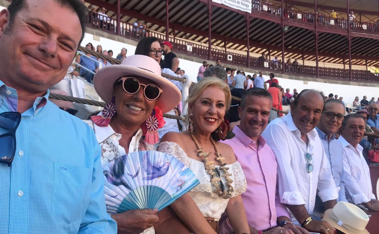 José María Romero, Luisa Revuelta, Carolina España, Víctor González, Félix Revuelta, Rafael Campano y Antonio Campano, ayer en la plaza. 