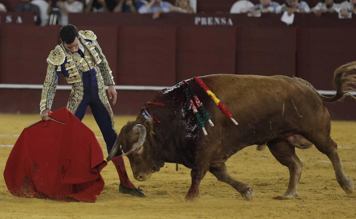 Derechazo con el cuerpo desmayado de David de Miranda al último de la tarde. 