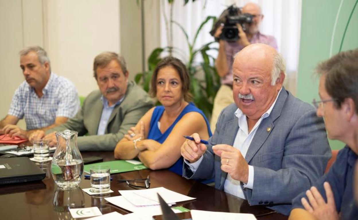 El consejero de Salud y Familias, Jesús Aguirre, junto a responsables de su departamento y especialistas en infecciosos, hoy en Sevilla.