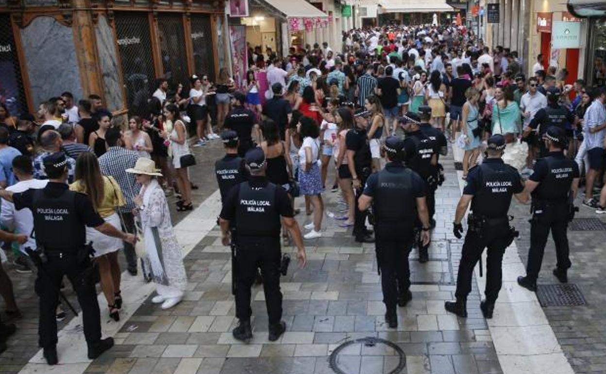 Agentes en una de sus rondas en la Feria del Centro