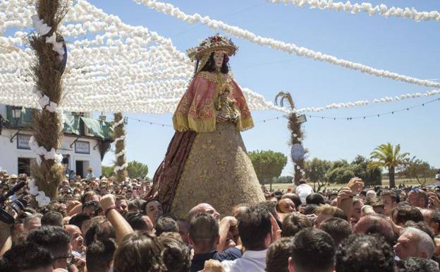 La Virgen procesiona vestida de pastora.