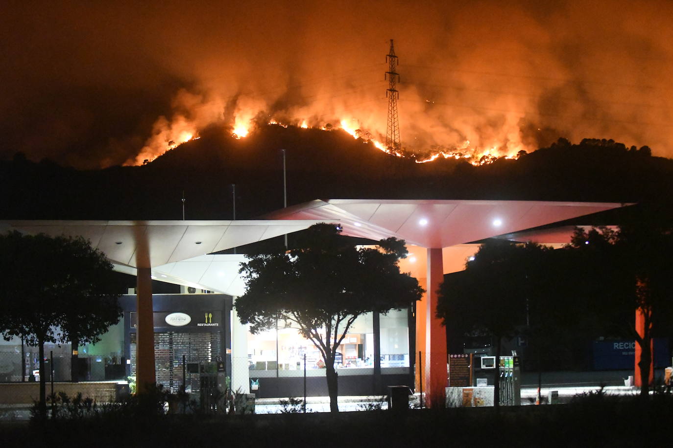 Imagen secundaria 2 - El incendio de Estepona ha calcinado ya 300 hectáreas pero algunos vecinos ya regresan a sus casas