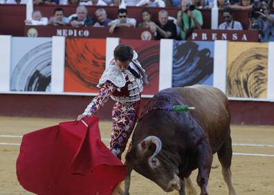 Imagen secundaria 1 - Derechazo de David de Miranda al último del festejo. Derechazo de El Juli. Fortes saludando. 