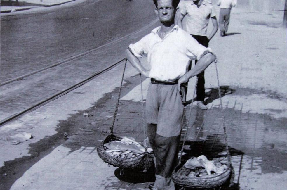 Cenachero delante de los Baños de Carmen en los años 50. 