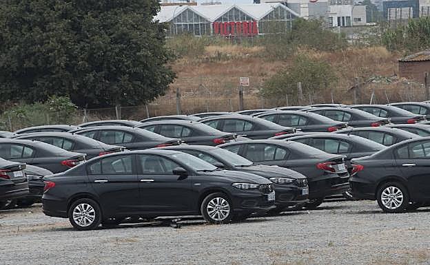 Flota de VTC estacionados en un polígono de Málaga capital. 