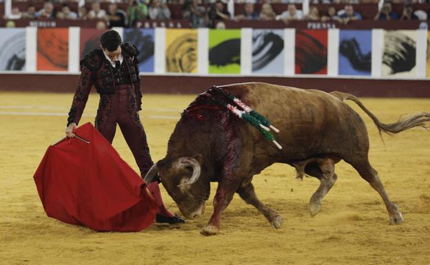 Imagen principal - Derechazo de David de Miranda al último del festejo. Derechazo de El Juli. Fortes saludando. 