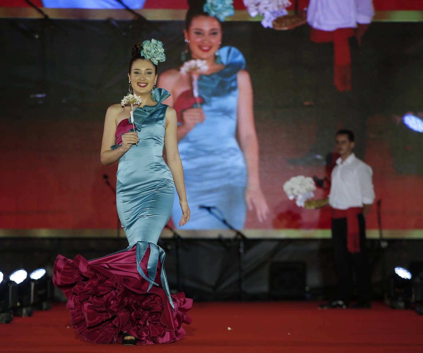 Un total de 32 chicas y los 16 chicos participaron en la gala presentada por Rocío Alba y Pepelu Ramos y que contó con la actuación de Virginia Gámez.