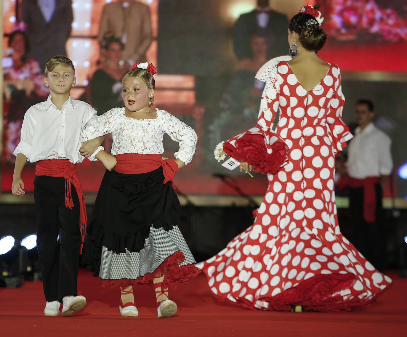 Un total de 32 chicas y los 16 chicos participaron en la gala presentada por Rocío Alba y Pepelu Ramos y que contó con la actuación de Virginia Gámez.