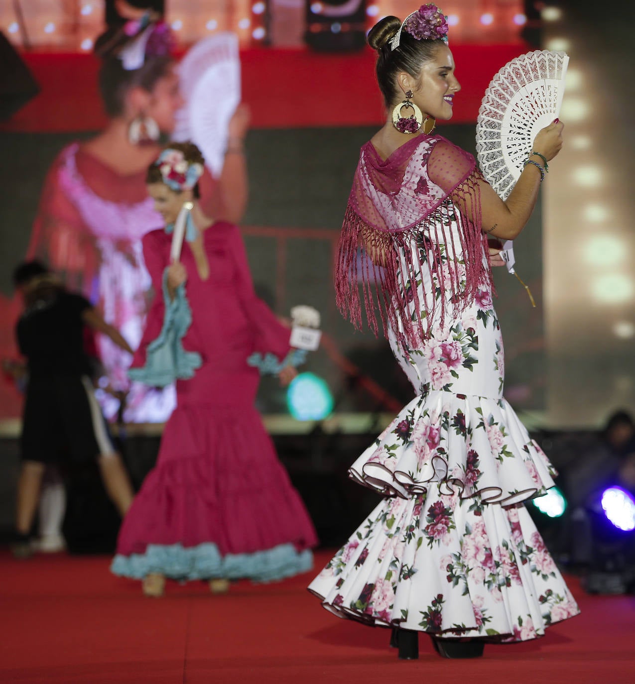 Un total de 32 chicas y los 16 chicos participaron en la gala presentada por Rocío Alba y Pepelu Ramos y que contó con la actuación de Virginia Gámez.