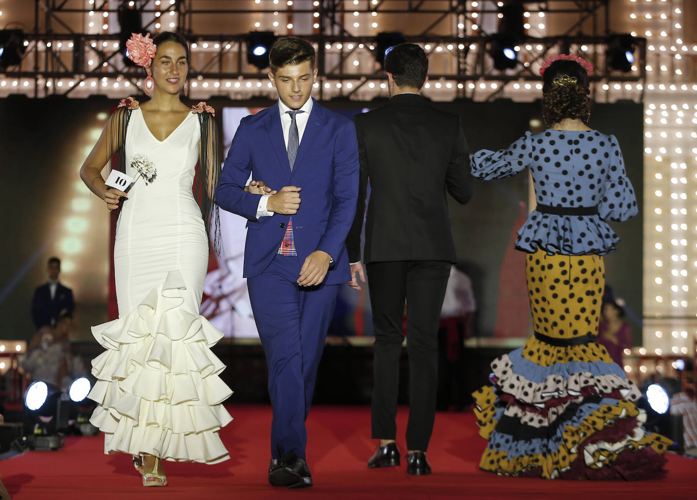 Un total de 32 chicas y los 16 chicos participaron en la gala presentada por Rocío Alba y Pepelu Ramos y que contó con la actuación de Virginia Gámez.