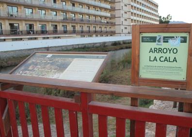 Imagen secundaria 1 - Arriba, charcas intermareales en la playa del Bombo. Abajo, a la izquierda, Puente sobre el arroyo de La Cala. A la derecha, Torreón de La Cala.