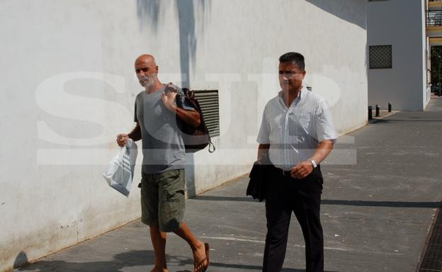 El presunto causante del fuego (en pantalón corto), junto a su abogado, a la salida del juzgado.