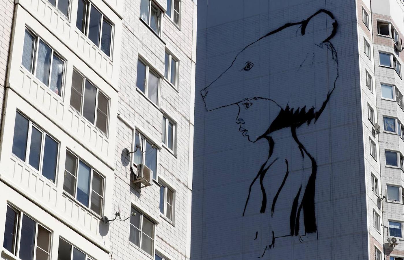 Una vista de graffiti en el distrito en Odintsovo, cerca de Moscú, Rusia. Durante el Festival Mofogénesis Urbana en Moscú participan 60 artistas de más de 20 países.