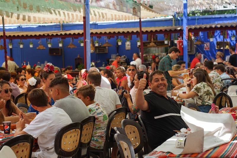 Miles de personas disfrutan un día más de la fiesta en el Real y el Centro. 