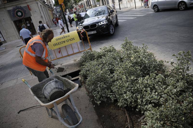 Miles de personas recorren ya a diario los nuevos pasillos peatonales laterales de la Alameda Principal. 