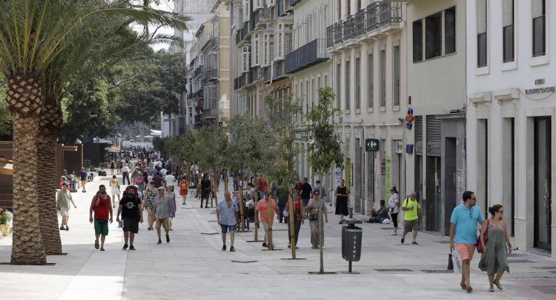 Miles de personas recorren ya a diario los nuevos pasillos peatonales laterales de la Alameda Principal. 