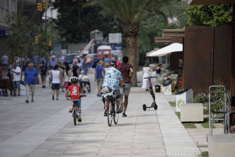 Miles de personas recorren ya a diario los nuevos pasillos peatonales laterales de la Alameda Principal. 