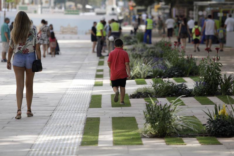 Miles de personas recorren ya a diario los nuevos pasillos peatonales laterales de la Alameda Principal. 