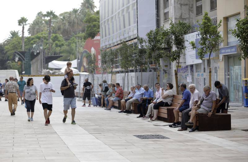 Miles de personas recorren ya a diario los nuevos pasillos peatonales laterales de la Alameda Principal. 