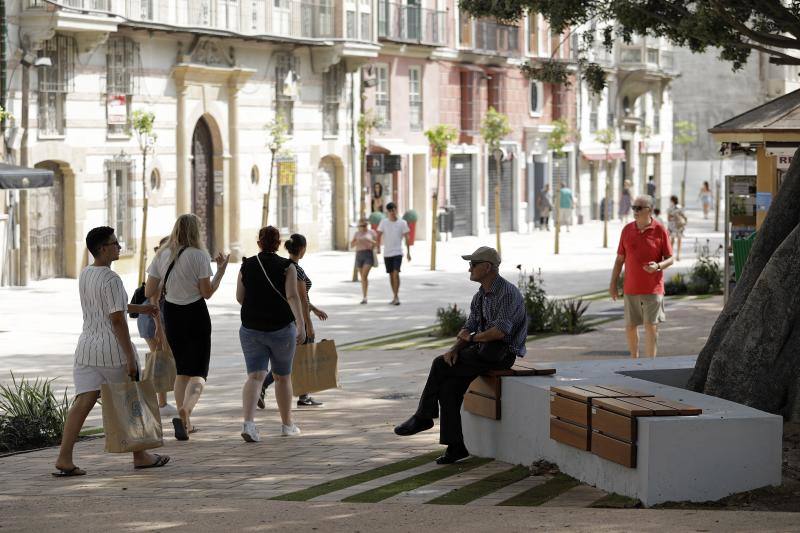 Miles de personas recorren ya a diario los nuevos pasillos peatonales laterales de la Alameda Principal. 