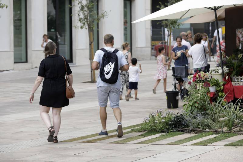 Miles de personas recorren ya a diario los nuevos pasillos peatonales laterales de la Alameda Principal. 