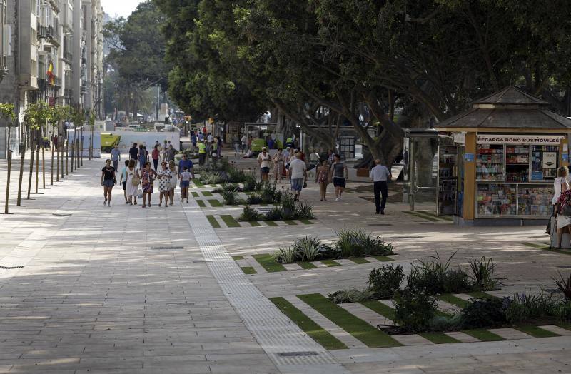 Miles de personas recorren ya a diario los nuevos pasillos peatonales laterales de la Alameda Principal. 