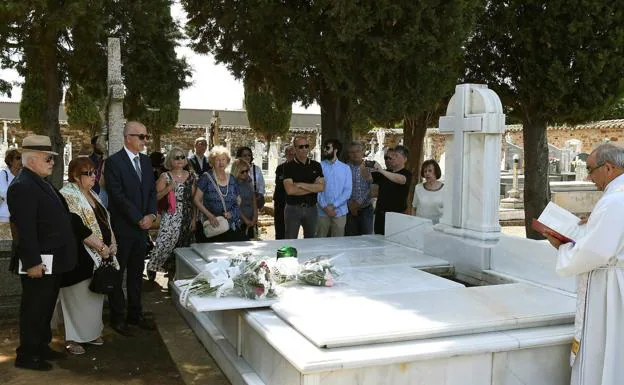 Galería. Sepelio de las cenizas de Leopoldo María Panero en el panteón familiar del cementerio de Astorga.