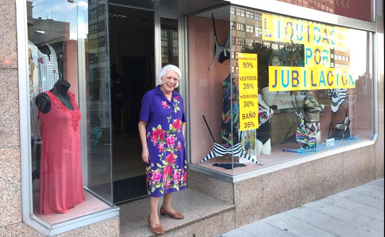 Dolores Agra, en la puerta del negocio que abrió en solitario hace 39 años en La Coruña. Hoy está en liquidación, antes de echar el cierre definitivo. 