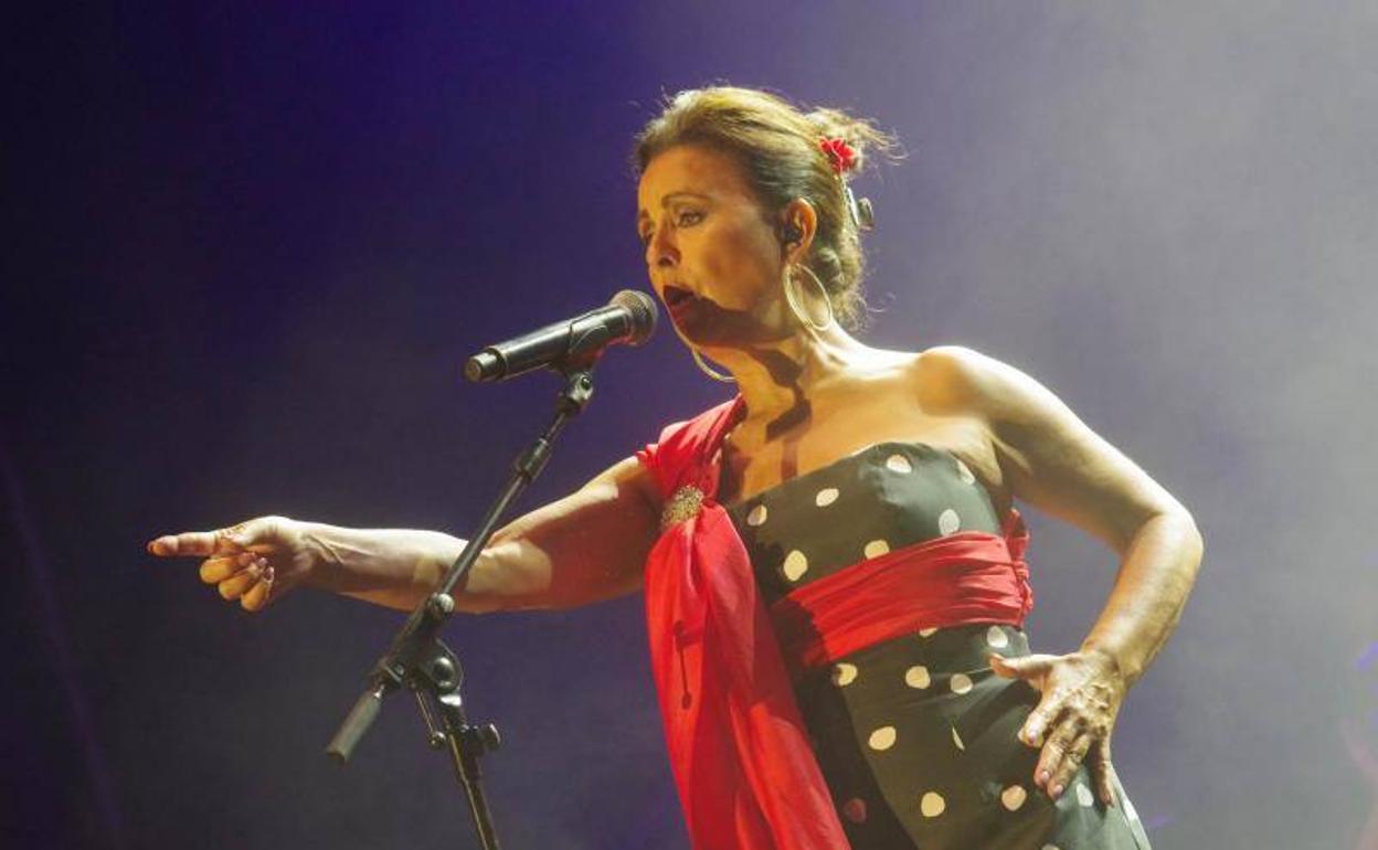 María josé santiago deslumbra en una noche llena de sentimiento | diario sur