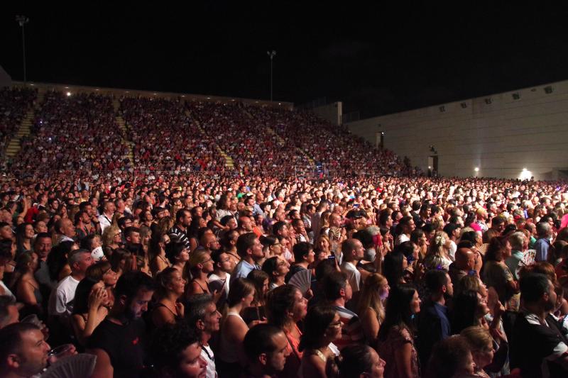 Unas 9.000 personas se congregaron en el Auditorio Municipal para ver al dúo que llegaba a Málaga con 'Rebobinado'. Antes de la actuación del grupo, amenizó la velada el humorista malagueño El Morta.