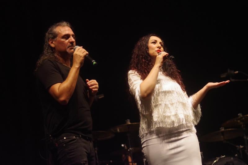 Unas 9.000 personas se congregaron en el Auditorio Municipal para ver al dúo que llegaba a Málaga con 'Rebobinado'. Antes de la actuación del grupo, amenizó la velada el humorista malagueño El Morta.