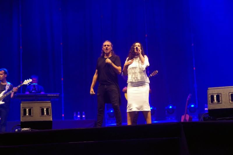 Unas 9.000 personas se congregaron en el Auditorio Municipal para ver al dúo que llegaba a Málaga con 'Rebobinado'. Antes de la actuación del grupo, amenizó la velada el humorista malagueño El Morta.