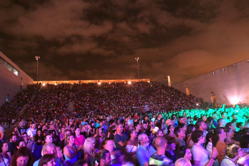 Unas 9.000 personas se congregaron en el Auditorio Municipal para ver al dúo que llegaba a Málaga con 'Rebobinado'. Antes de la actuación del grupo, amenizó la velada el humorista malagueño El Morta.