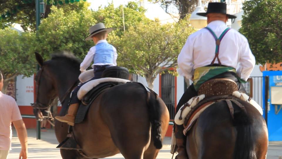 Algunos trajes de flamenca y caballistas el jueves en el Real. 