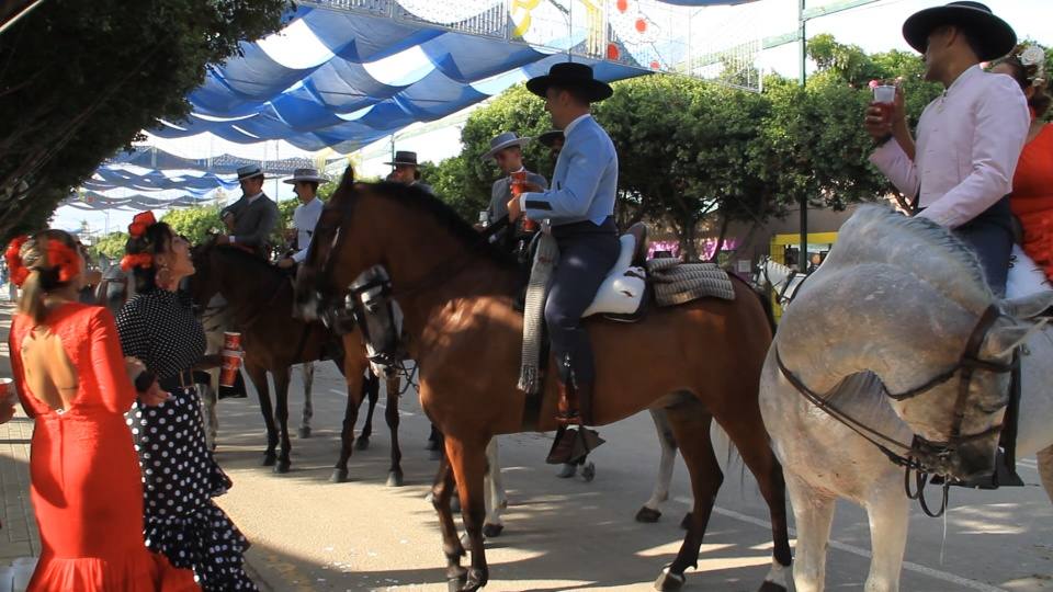 Algunos trajes de flamenca y caballistas el jueves en el Real. 