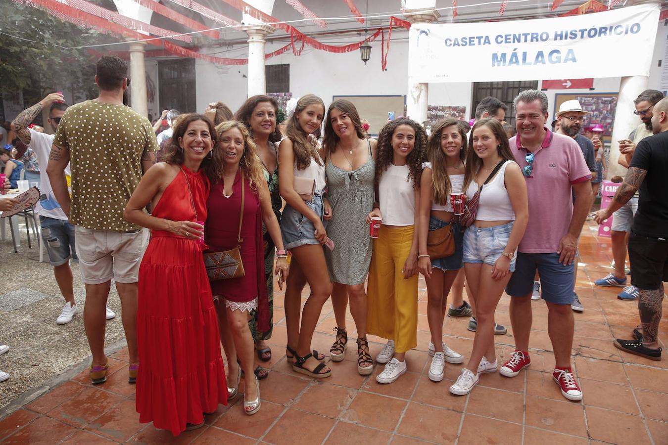 Miles de malagueños visitan el Real y el Centro en la recta final de la fiesta. 