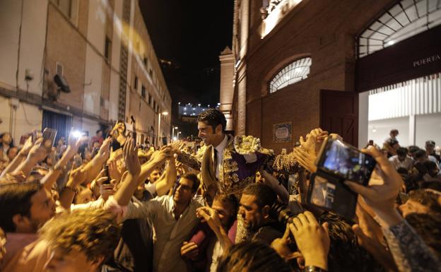 Cayetano, a hombros, en la salida por la puerta grande. 