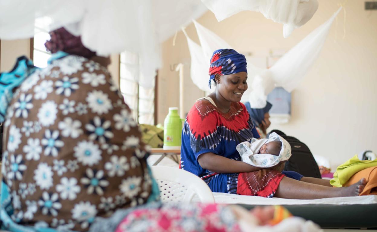 Roselyn con su hija recién nacida, en perfecto estado, en el centro de salud Mrima, en Likoni, al sur de Mombasa.